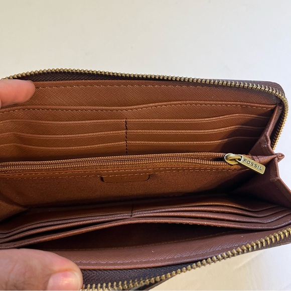 Fossil Multifunction Women's Faux Leather Clutch Wallet - Picture 6 of 9